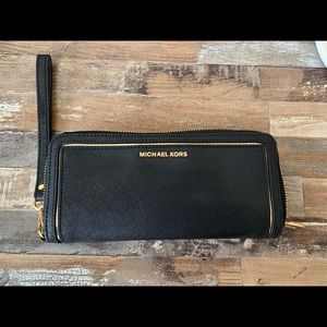 Michael Kors Leather Continental Wristlet ♠️